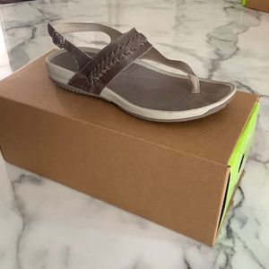 Really cute Bronze Kuru  and comfortable Sandals♥️Firm price ♥️